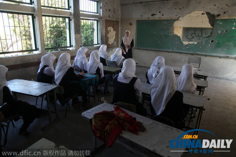 加沙迎来新学期 学生在遭以军炸毁教室中上课