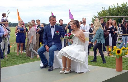 德国新人空中举行婚礼 伴郎伴娘牧师一同跳伞