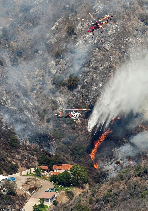 美国加州山火肆虐 数十户家庭被迫撤离