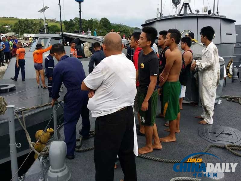 菲滚装船倾覆至少3死 110人获救抵港口