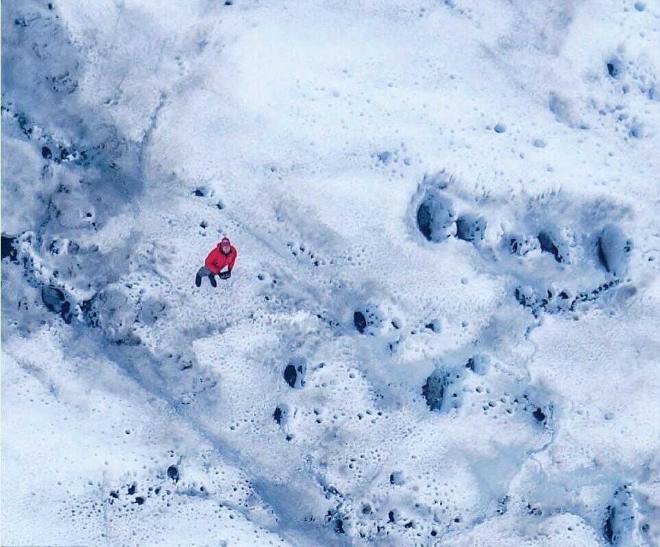 森林大火致格陵兰岛冰川白雪变“黑雪”(高清组图)