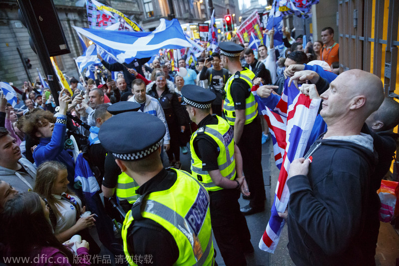 苏格兰公投投票结束 民众游行表达支持或反对