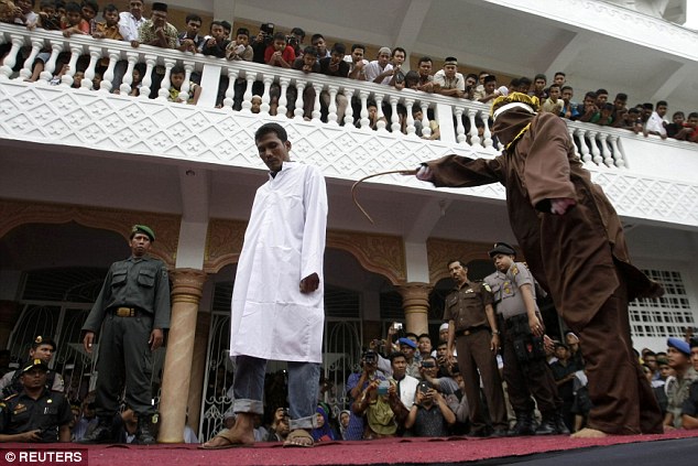 印尼8名赌徒清真寺集体受鞭刑 千人围观