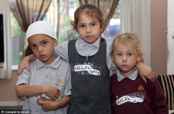 英穆斯林家庭在孩子胸口贴“只吃清真食物”标志（图）