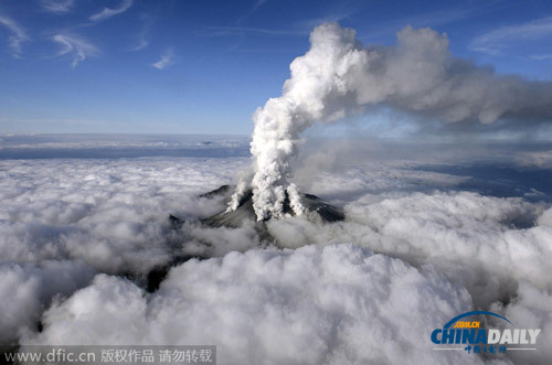 日本火山爆发致4人死亡 搜索行动继续