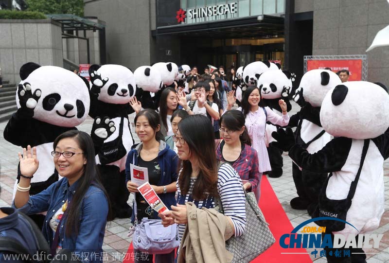 韩商场备战十一 熊猫人偶招揽中国游客