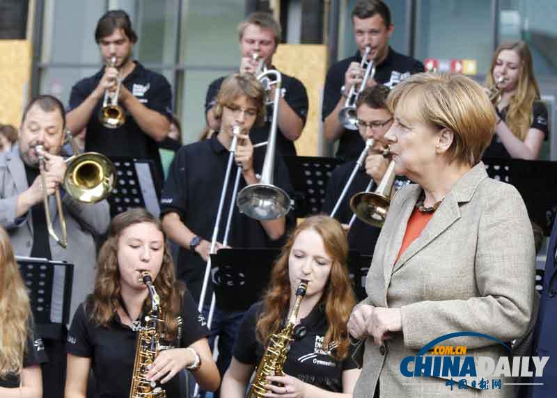德国总理默克尔访问学校 与学生自拍超欢乐