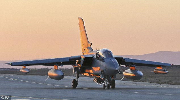 英国狂风战机首对伊拉克境内IS目标实施精确打击