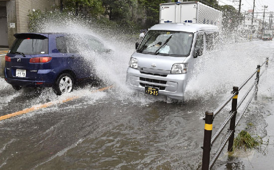 台风巴蓬致日本交通瘫痪 2死20余伤