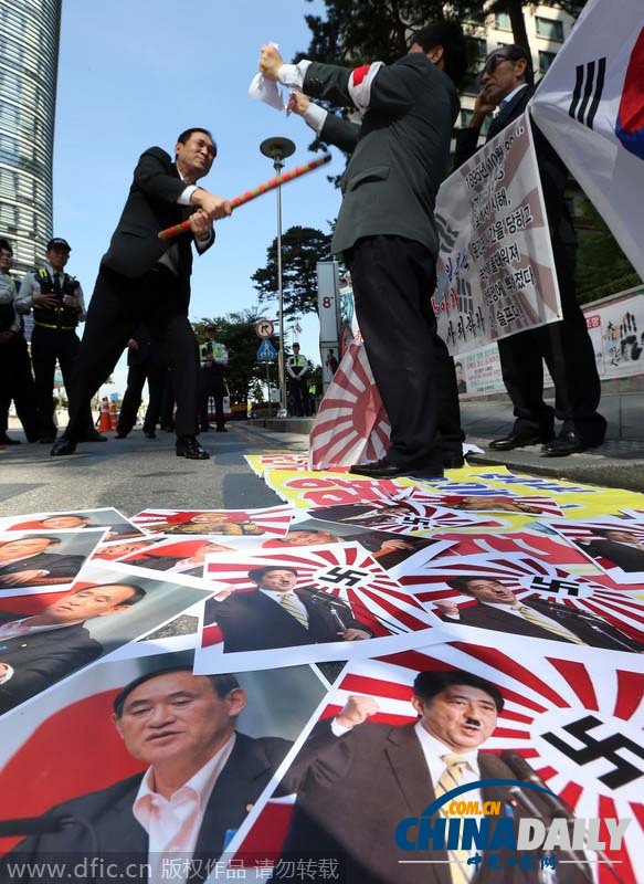 韩国市民团体示威 撕毁日本首相安倍照片