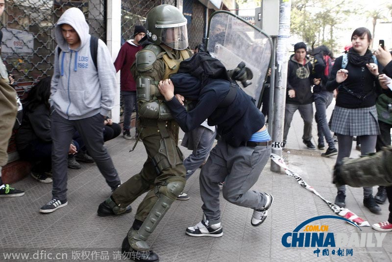 智利学生示威要求教育免费 与警方对峙冲突激烈