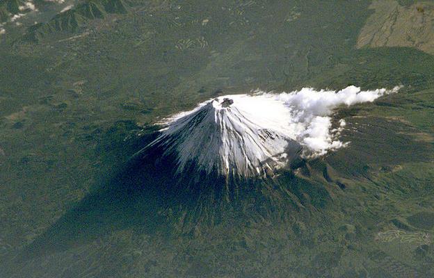为防喷发富士山拟挖避难壕 当局呼吁游客戴头盔