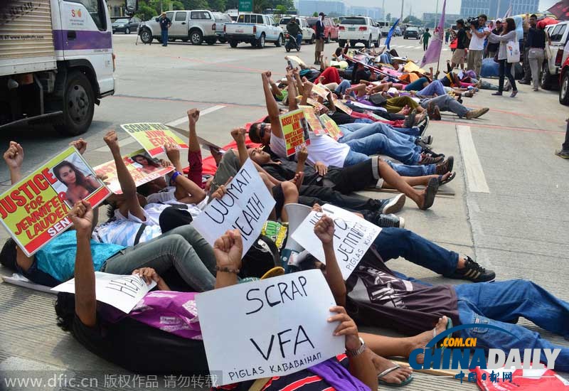 菲律宾民众躺地示威 抗议美士兵杀害变性人劳德