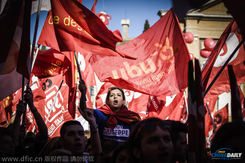 意大利大罢工 罗马街头一片红色