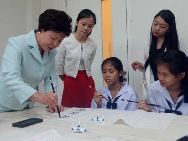 驻泰中国大使馆与泰国学校庆祝“结对一周年”