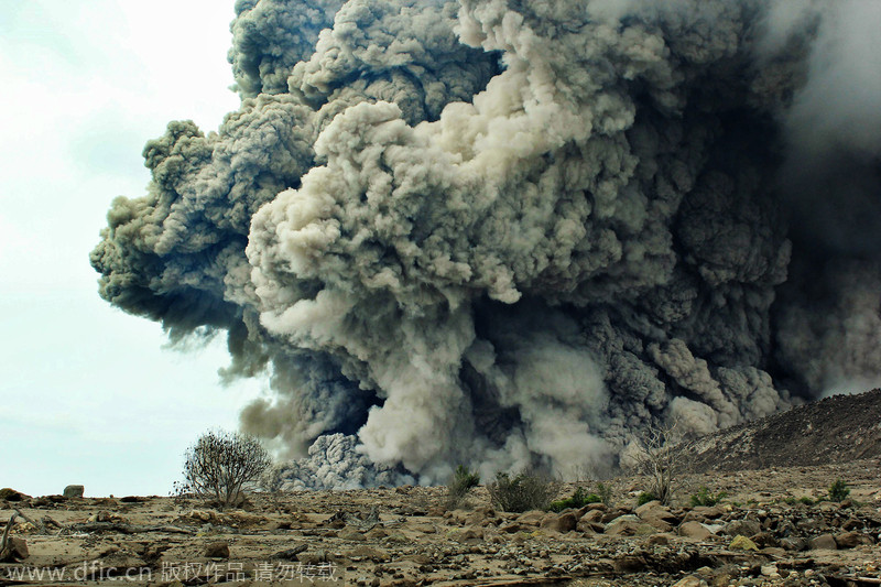 印尼锡纳朋火山持续喷发 周边村庄成“灰城”