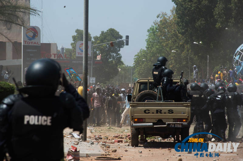 布基纳法索军方宣布夺权宵禁致警民冲突
