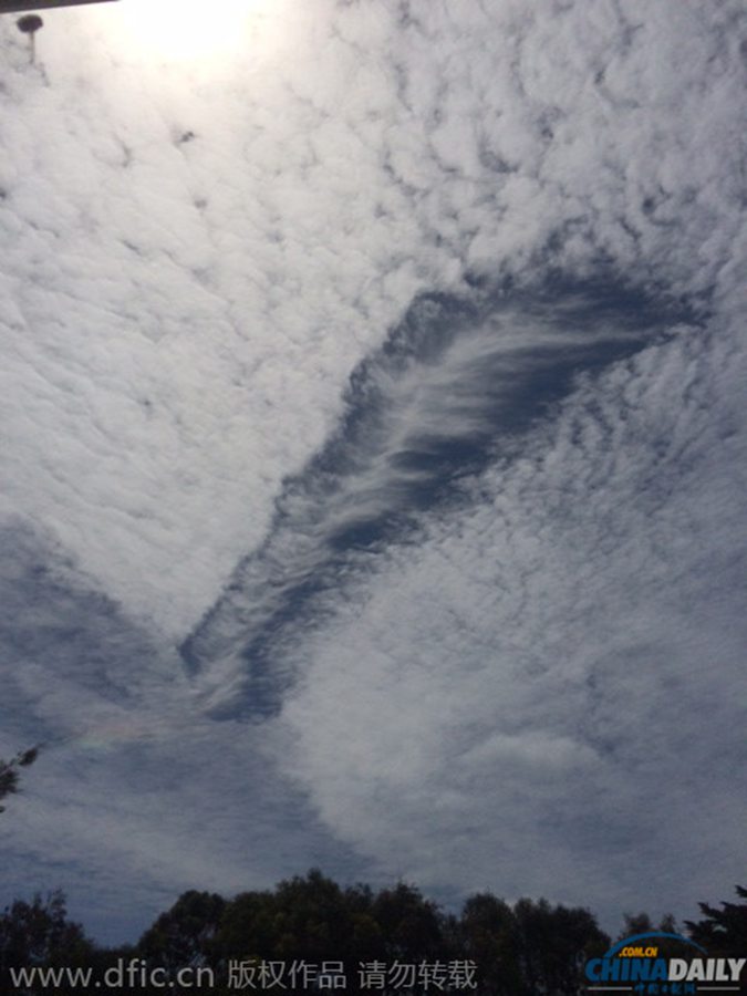 澳大利亚上空现罕见雨幡洞云 酷似宇宙飞船