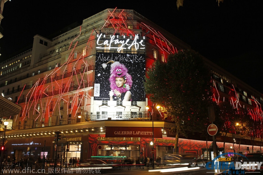 巴黎老佛爷巨型“倒置树”预热圣诞