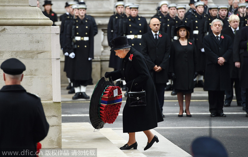 英国举行荣军纪念日活动 女王敬献花圈悼念阵亡军人