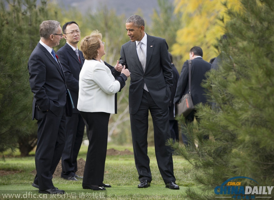 APEC峰会植树环节 奥巴马挥铲笑对镜头留影