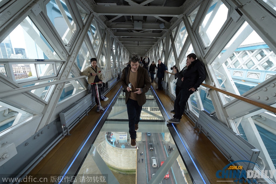 伦敦塔桥装透明玻璃地板 可高空全景俯瞰泰晤士河风光