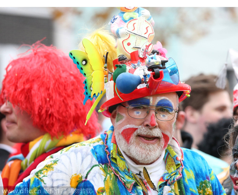 德国多地狂欢节盛大开幕 民众浓妆艳抹扮小丑