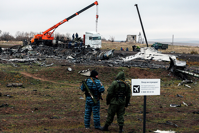 马航MH17客机残骸开始装运