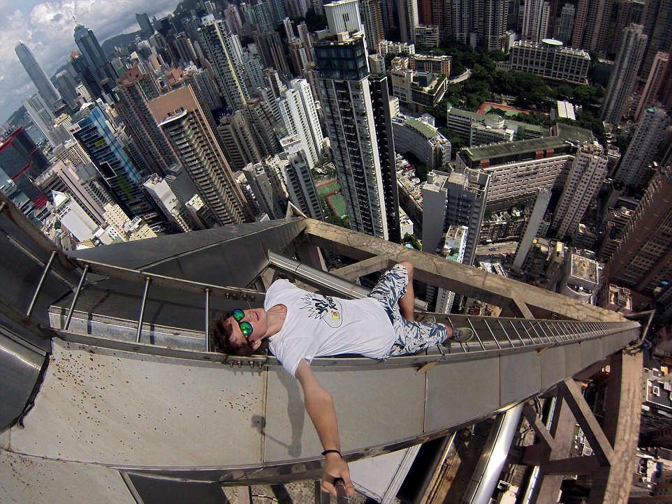俄罗斯“天行者”爬香港摩天大楼玩自拍