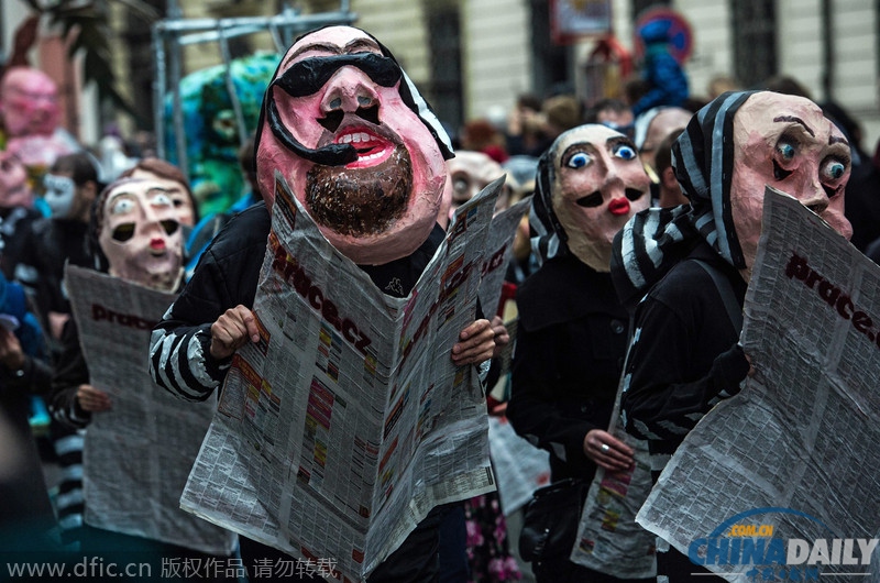 捷克民众戴面具游行 纪念“天鹅绒革命”25周年