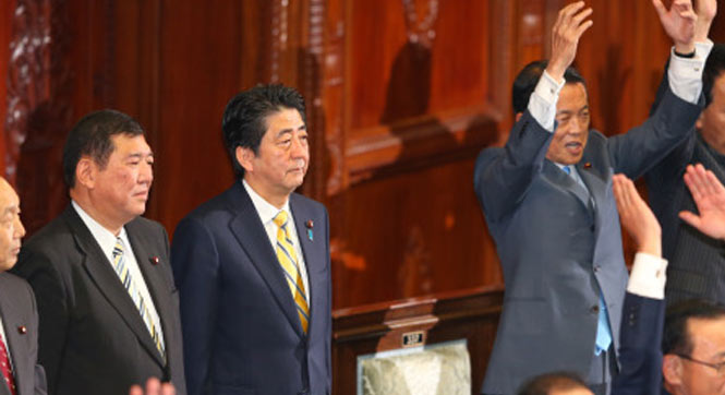 日本众院宣告解散 安倍内阁高呼万岁