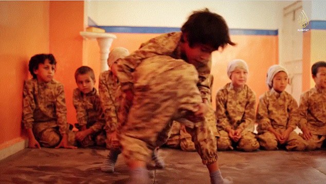 伊斯兰国正大规模招募训练娃娃兵