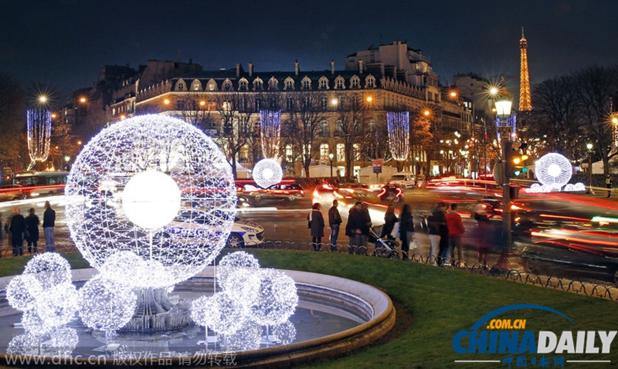 法国巴黎香榭丽舍大街点亮圣诞彩灯
