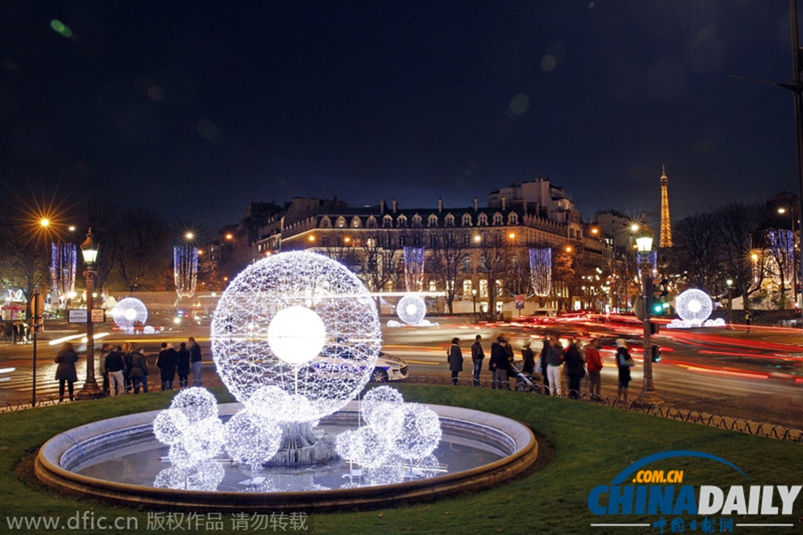 法国巴黎香榭丽舍大街点亮圣诞彩灯
