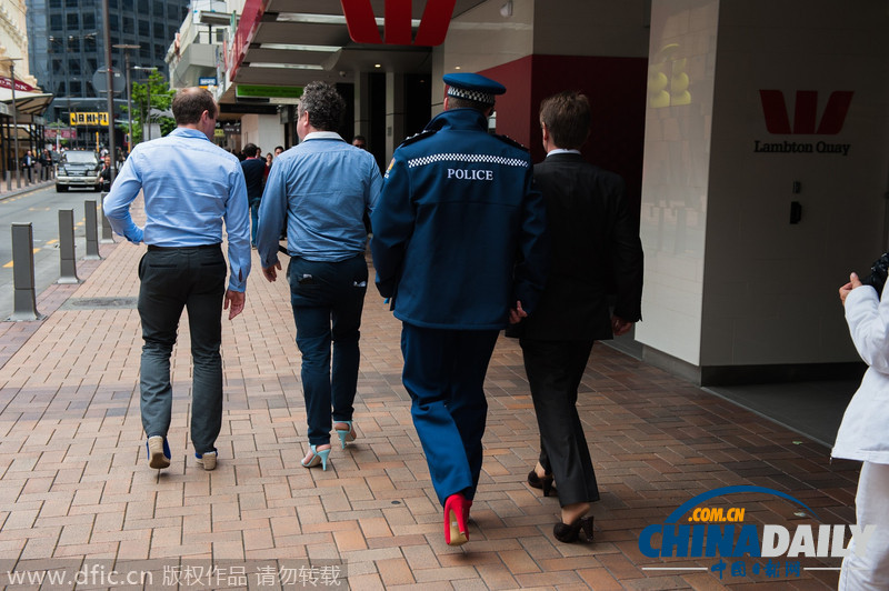 新西兰警察穿高跟鞋“逛街” 呼吁关注对女性暴力