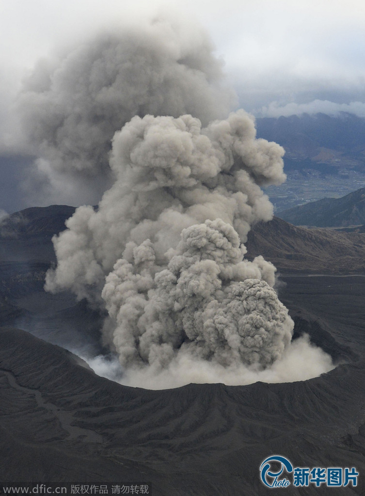 日本阿苏中岳火山喷发 喷烟高达一千米