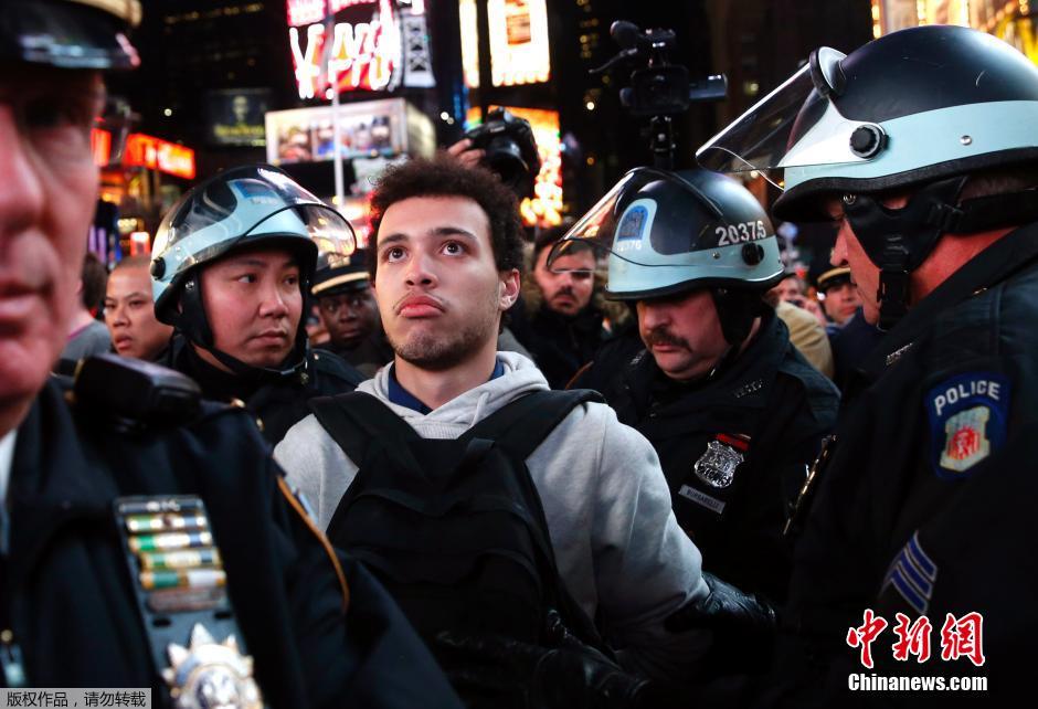 弗格森骚乱蔓延百余城市 纽约民众“占领”时代广场