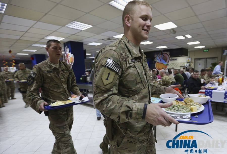 北约驻阿富汗士兵吃大餐庆祝感恩节 