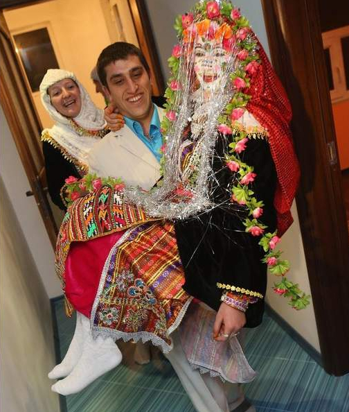 镜头下的保加利亚“辟邪”新娘