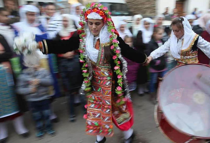镜头下的保加利亚“辟邪”新娘