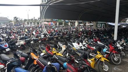 越南出台边境地区购物免税新规 越边民蜂拥中国购物