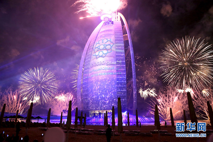 迪拜帆船酒店15周年庆典上演盛大烟火秀