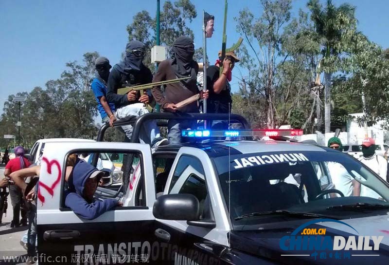 墨西哥民众焚烧警车 游行抗议43名学生失踪案