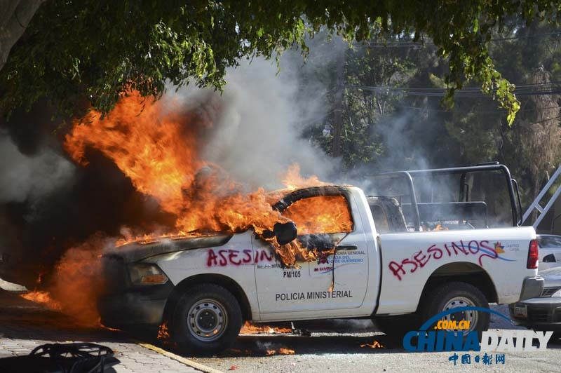 墨西哥民众焚烧警车 游行抗议43名学生失踪案