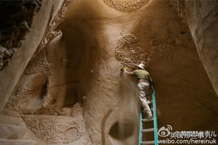 艺术家的执着：10年雕出的砂岩宫殿