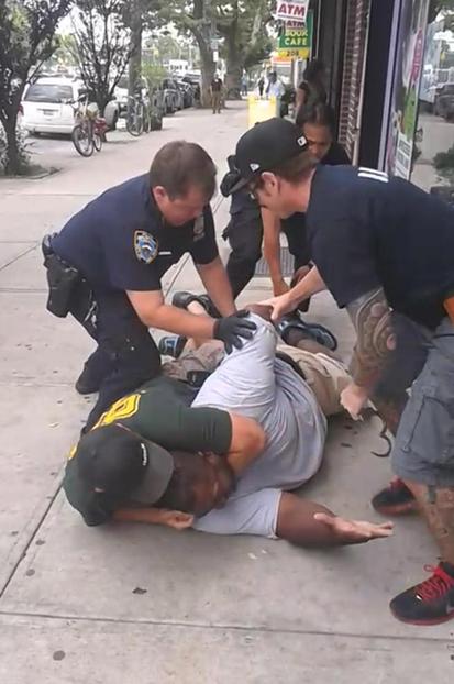 纽约白人警察扼死黑人免遭起诉 市长带头抗议