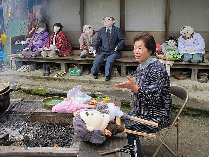日本老人做稻草人替代乡亲 还原昔日热闹景象