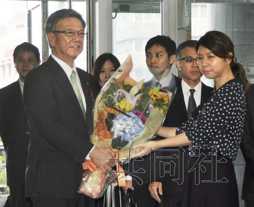 翁长雄志就任日冲绳县知事 将力阻普天间机场搬迁