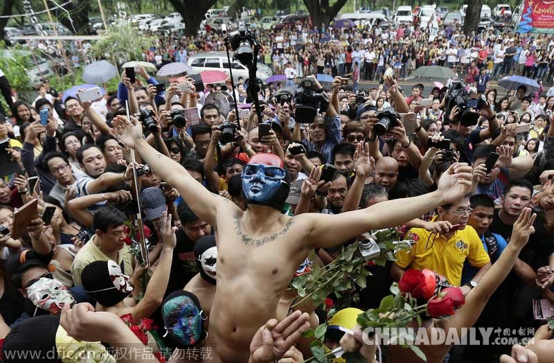 菲律宾大学男生集体裸奔 呼吁关注腐败与全球变暖
