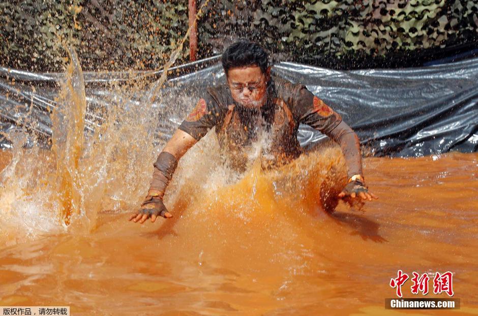 泰国举行慈善泥浆赛跑 参赛者淤泥中摸爬滚打
